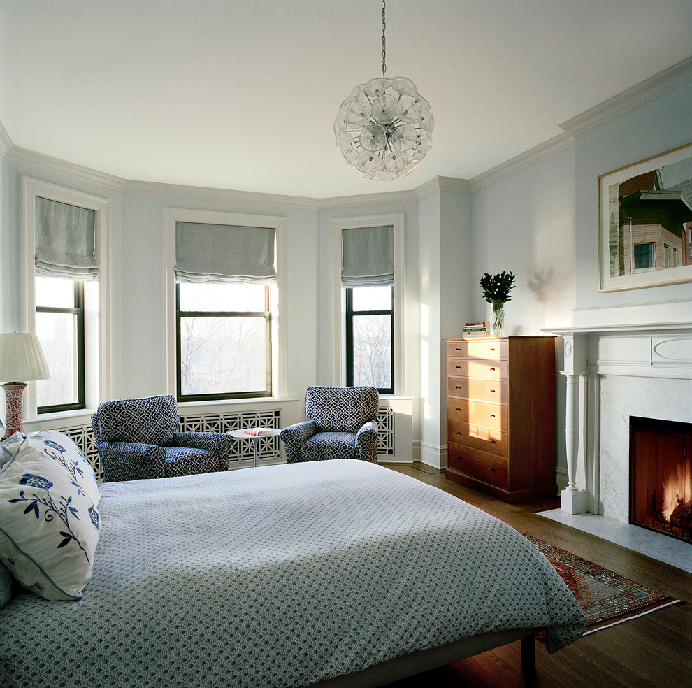 Пример оригинального дизайна: спальня в стиле неоклассика (современная классика) с синими стенами, темным паркетным полом и стандартным камином