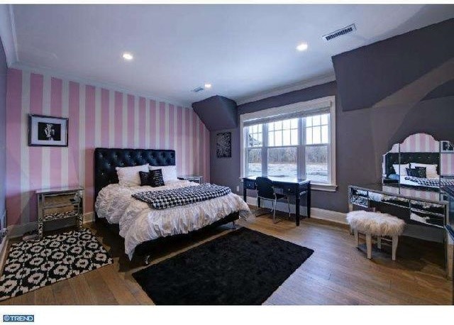 Стильный дизайн: большая гостевая спальня (комната для гостей) в стиле кантри с розовыми стенами и паркетным полом среднего тона - последний тренд