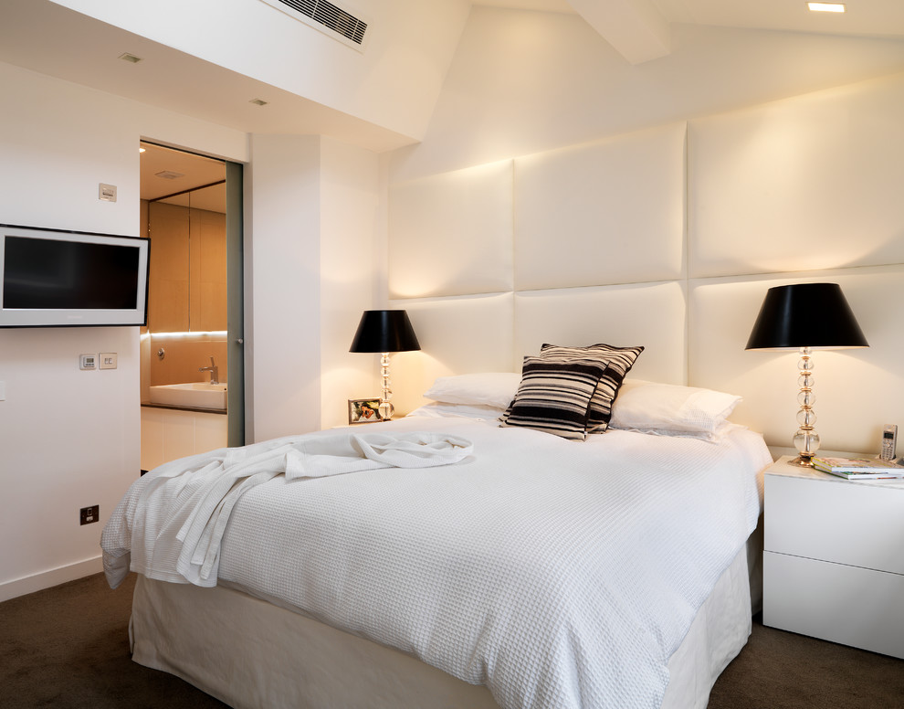 На фото: спальня в современном стиле с белыми стенами и ковровым покрытием