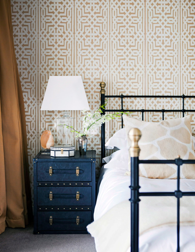 На фото: спальня в стиле фьюжн с бежевыми стенами и ковровым покрытием с