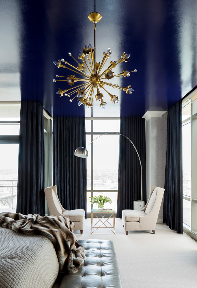Großes Modernes Hauptschlafzimmer mit blauer Wandfarbe und Teppichboden in Little Rock