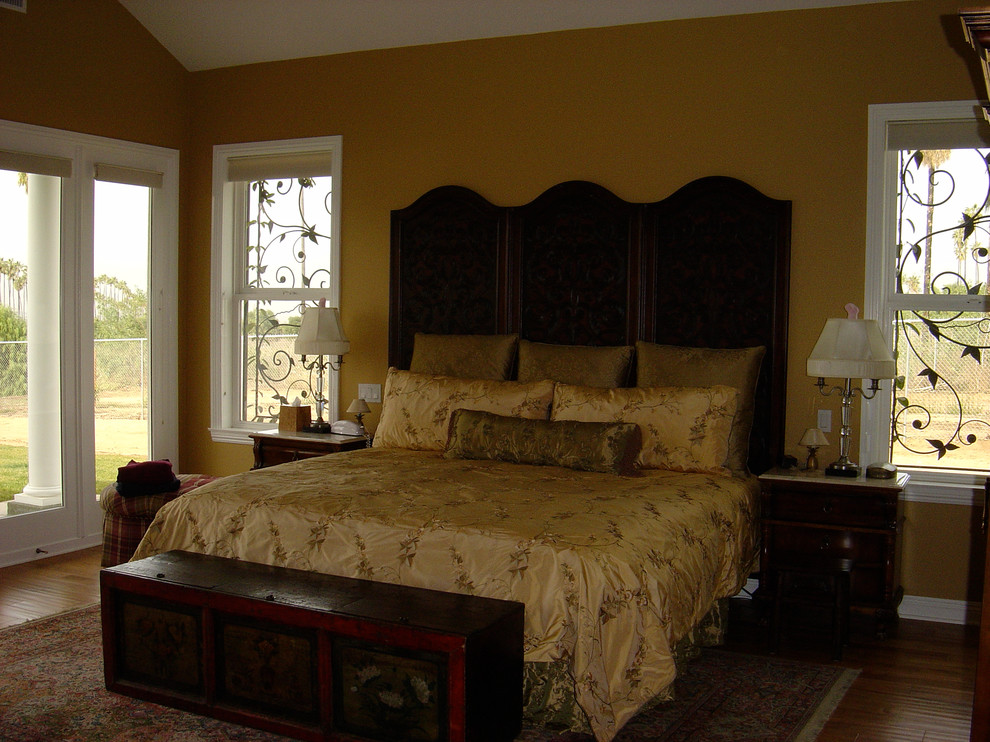 Стильный дизайн: хозяйская спальня среднего размера в классическом стиле с желтыми стенами и светлым паркетным полом - последний тренд