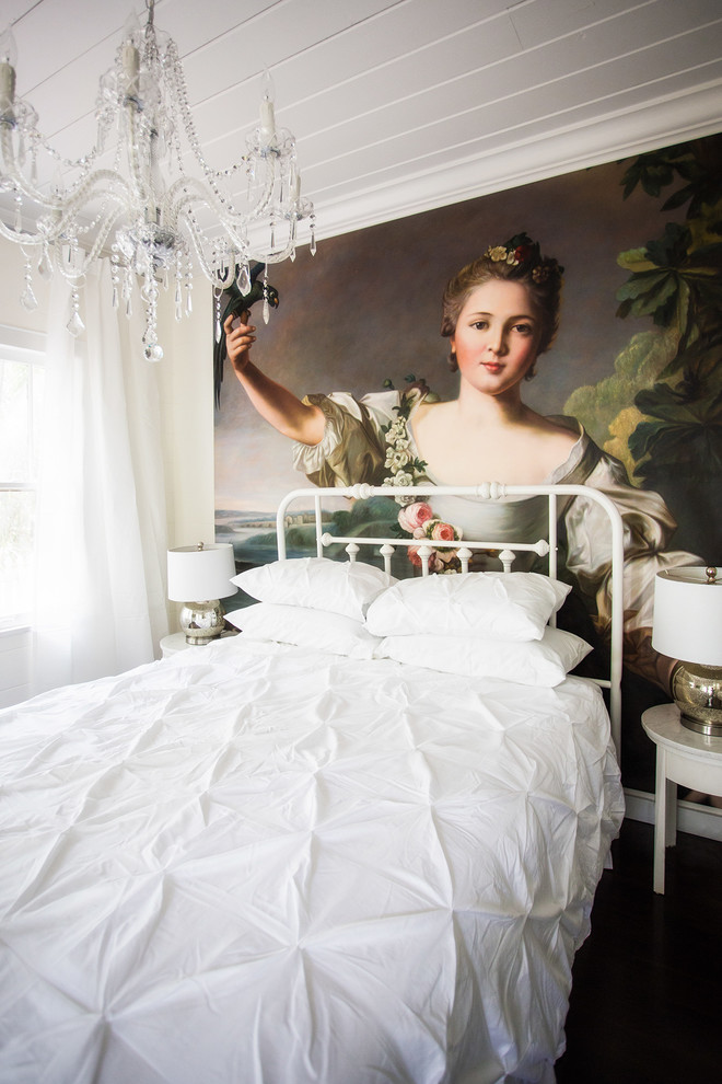 Foto på ett shabby chic-inspirerat sovrum, med flerfärgade väggar och mörkt trägolv
