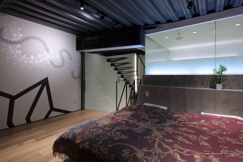 京都にあるコンテンポラリースタイルのおしゃれな寝室 (白い壁、無垢フローリング、茶色い床) のインテリア