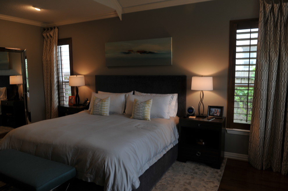 Ejemplo de dormitorio principal actual de tamaño medio sin chimenea con paredes grises y suelo de madera en tonos medios