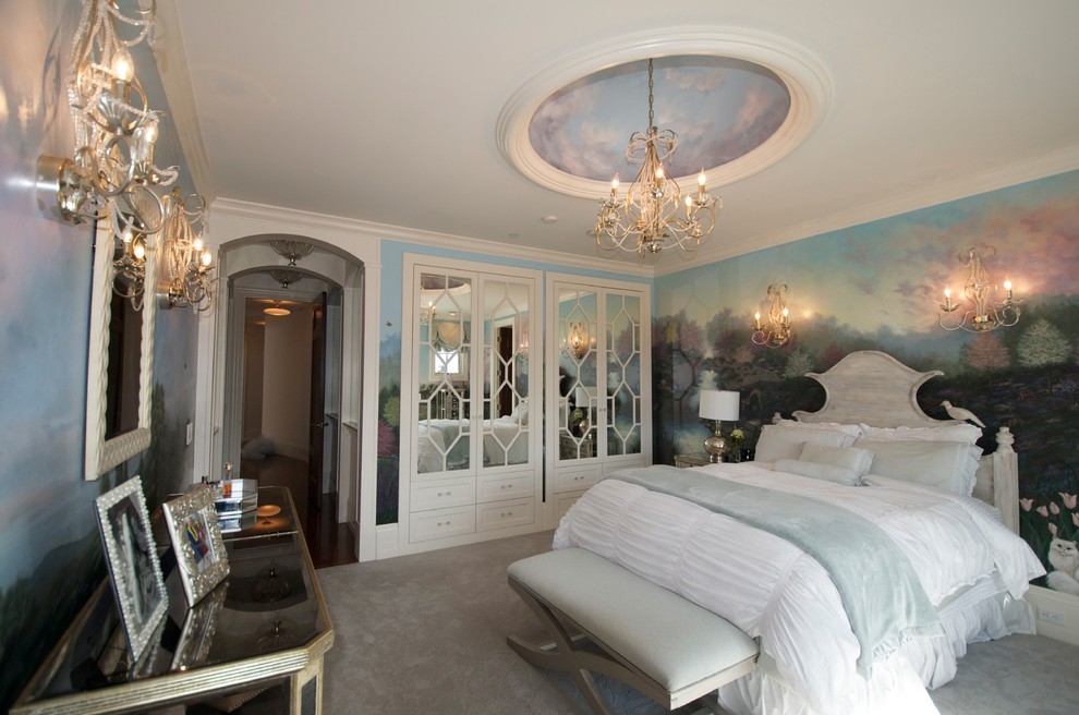 На фото: большая хозяйская спальня в классическом стиле с разноцветными стенами, ковровым покрытием и бежевым полом с
