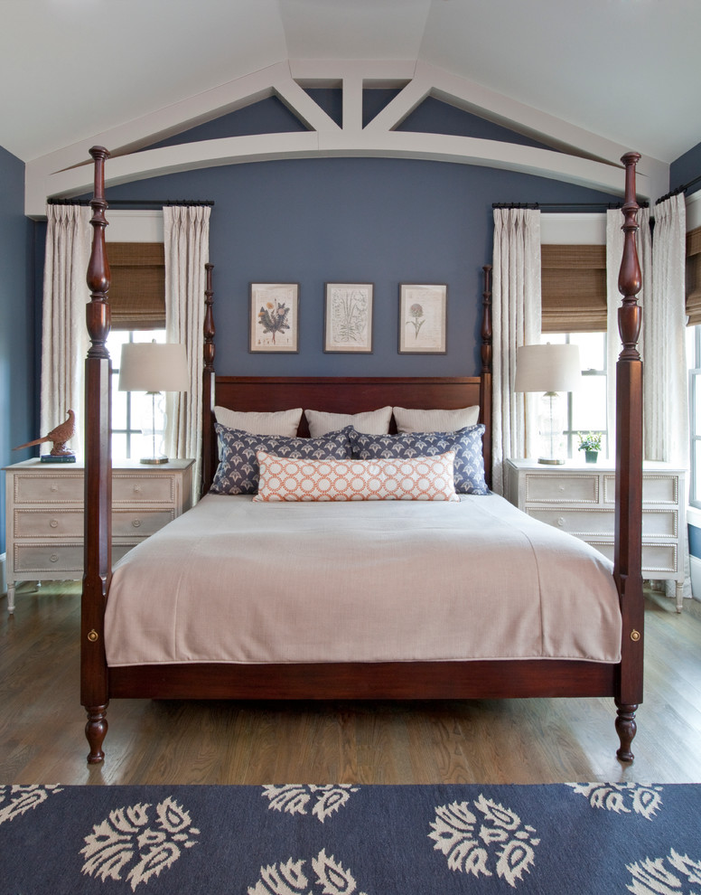 アトランタにあるトラディショナルスタイルのおしゃれな主寝室 (青い壁、無垢フローリング) のインテリア