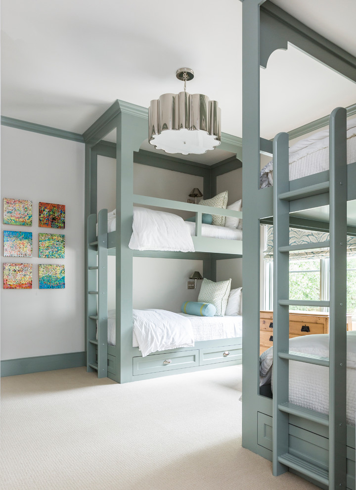 Пример оригинального дизайна: гостевая спальня (комната для гостей) в морском стиле с серыми стенами и ковровым покрытием