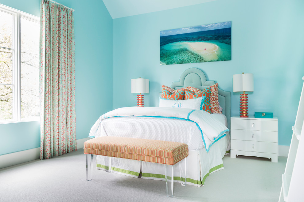 Cette photo montre une chambre bord de mer avec un mur bleu, aucune cheminée et un sol gris.