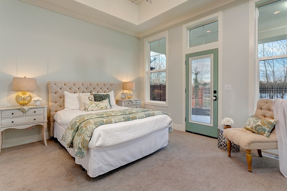 Свежая идея для дизайна: большая хозяйская спальня в стиле неоклассика (современная классика) с синими стенами и ковровым покрытием - отличное фото интерьера