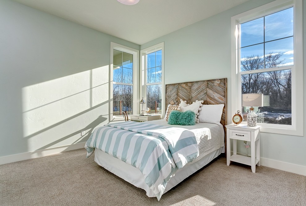 Идея дизайна: большая гостевая спальня (комната для гостей) в стиле неоклассика (современная классика) с синими стенами и ковровым покрытием