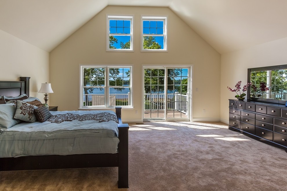 Imagen de dormitorio principal actual de tamaño medio sin chimenea con paredes beige, moqueta y suelo beige
