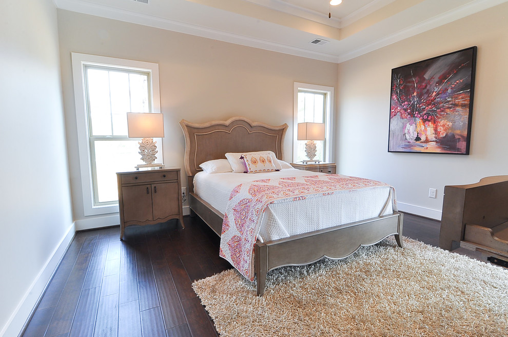Imagen de habitación de invitados clásica renovada grande sin chimenea con paredes beige, suelo de madera oscura y suelo marrón