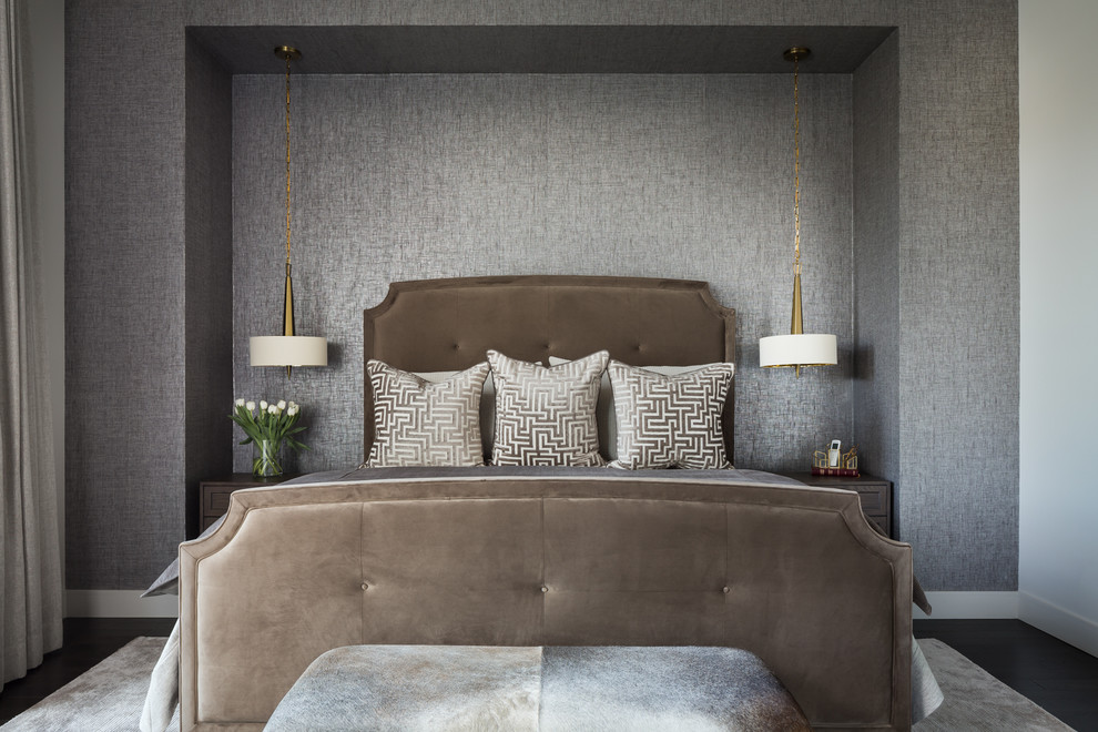 Modelo de dormitorio principal tradicional renovado con paredes grises
