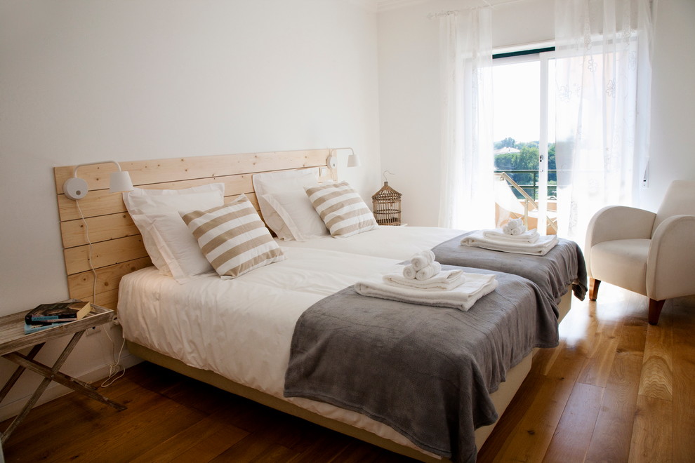 Imagen de dormitorio clásico renovado con paredes blancas y suelo de madera en tonos medios