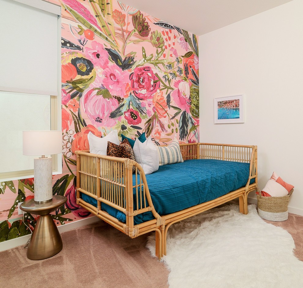 Modelo de habitación de invitados actual sin chimenea con paredes blancas, moqueta y suelo rosa