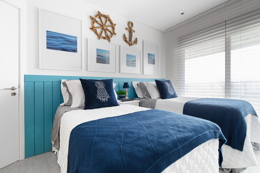 На фото: спальня в морском стиле с белыми стенами, серым полом и панелями на стенах
