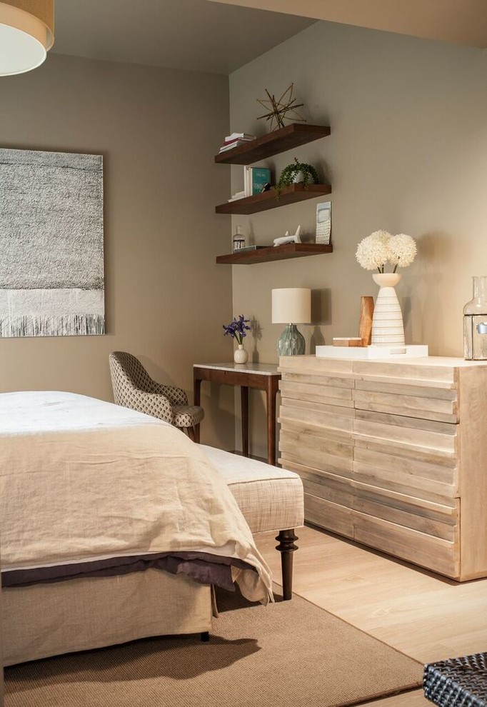 Diseño de habitación de invitados moderna pequeña con paredes beige y suelo de madera en tonos medios
