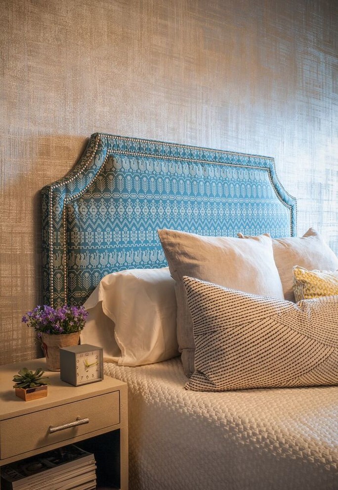 Idee per una piccola camera degli ospiti minimalista con pareti beige e pavimento in legno massello medio
