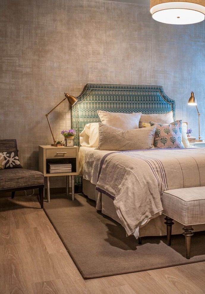 Esempio di una piccola camera degli ospiti moderna con pareti beige e pavimento in legno massello medio