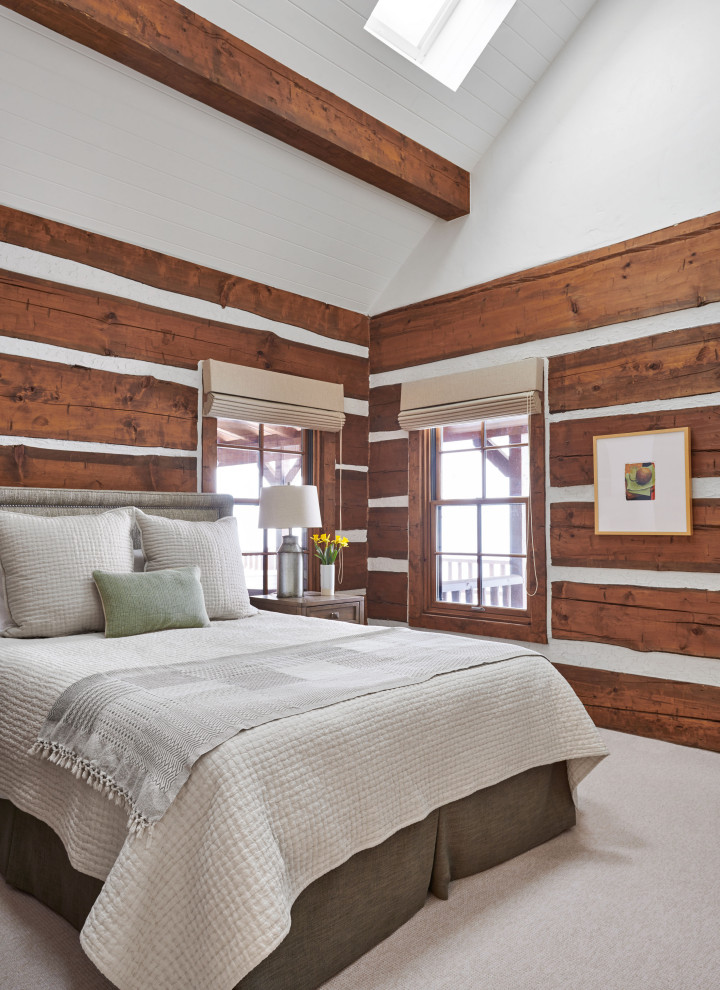 Aménagement d'une chambre avec moquette montagne en bois avec un mur multicolore, un sol beige, poutres apparentes, un plafond en lambris de bois et un plafond voûté.