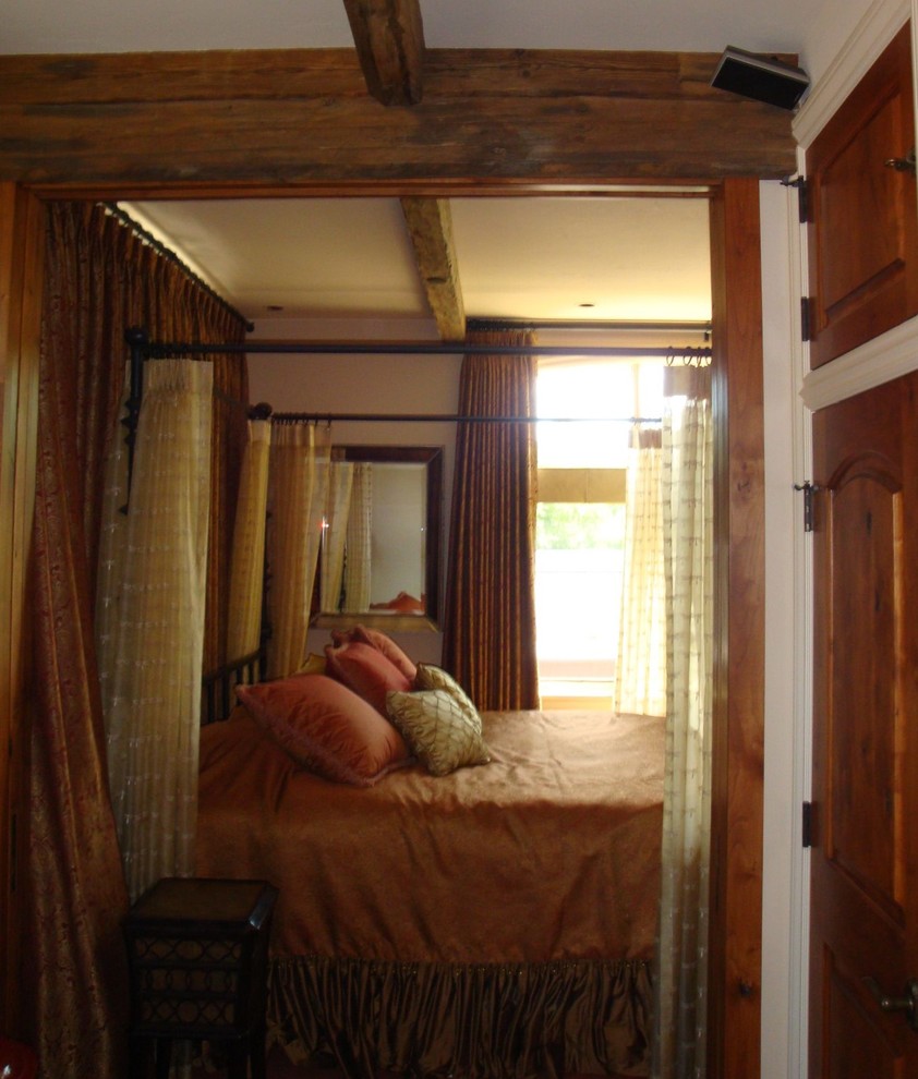 На фото: маленькая спальня в стиле фьюжн для на участке и в саду с