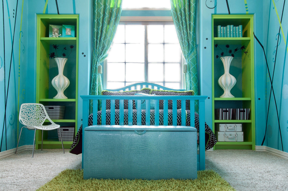 Idée de décoration pour une chambre avec moquette design avec un mur bleu.
