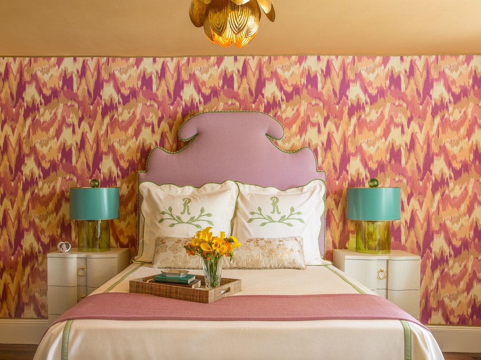 Imagen de habitación de invitados tradicional renovada de tamaño medio sin chimenea con paredes multicolor y moqueta