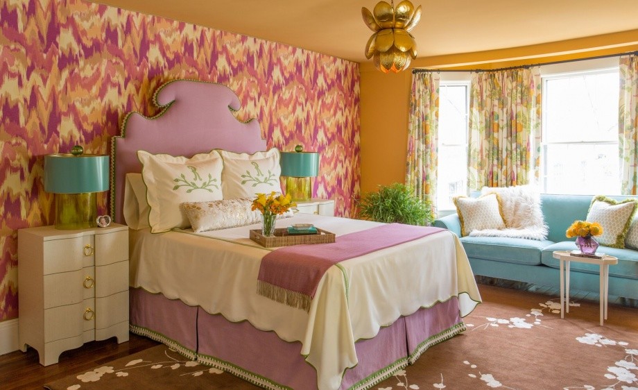 На фото: гостевая спальня среднего размера, (комната для гостей) в стиле неоклассика (современная классика) с разноцветными стенами и ковровым покрытием без камина с
