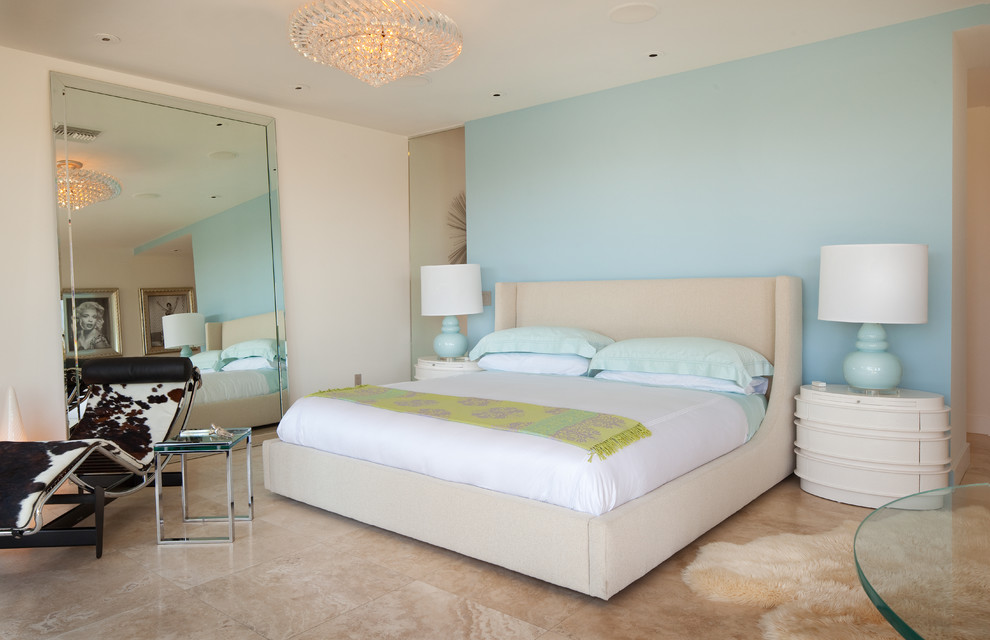На фото: спальня в современном стиле с синими стенами, полом из травертина, бежевым полом и акцентной стеной с