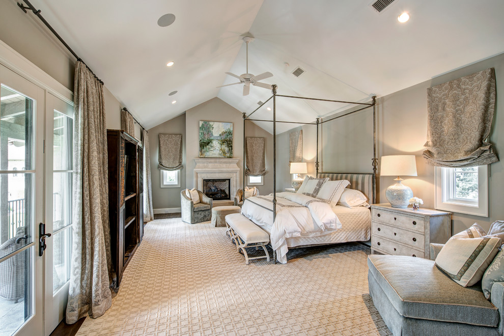 Свежая идея для дизайна: хозяйская спальня на мансарде с серыми стенами и паркетным полом среднего тона - отличное фото интерьера
