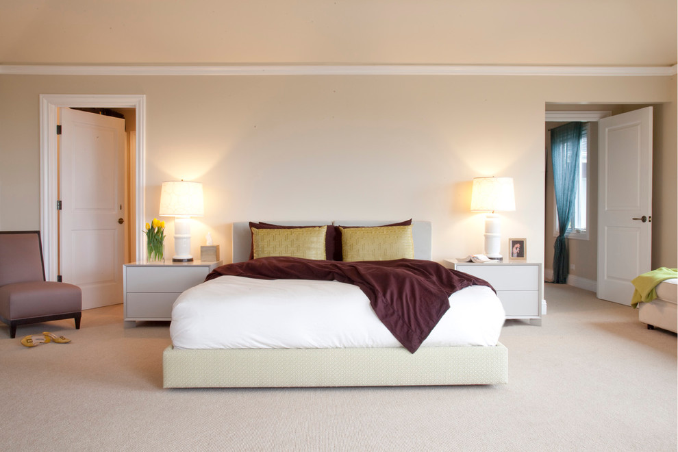 Modernes Schlafzimmer ohne Kamin mit beiger Wandfarbe und Teppichboden in Los Angeles