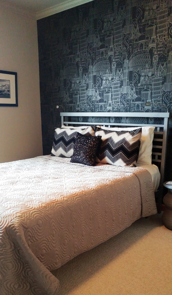 Imagen de habitación de invitados contemporánea pequeña sin chimenea con paredes negras, moqueta y suelo beige