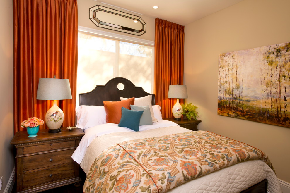 Klassisches Schlafzimmer mit beiger Wandfarbe in San Diego
