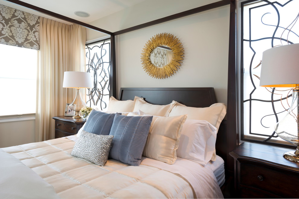 サンディエゴにある広いトラディショナルスタイルのおしゃれな主寝室 (ベージュの壁、濃色無垢フローリング) のレイアウト