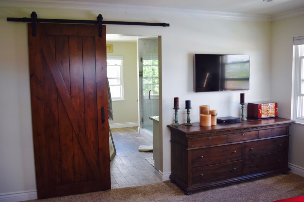 Mittelgroßes Rustikales Hauptschlafzimmer ohne Kamin mit beiger Wandfarbe und Teppichboden in Orange County