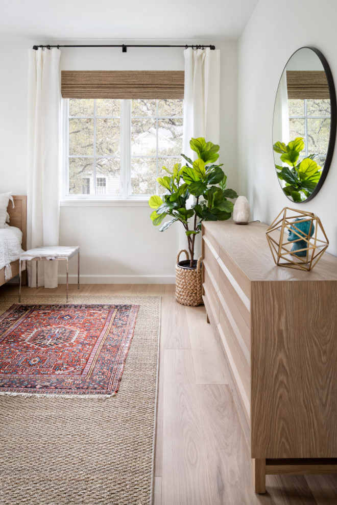Mittelgroßes Modernes Gästezimmer mit weißer Wandfarbe, hellem Holzboden, weißem Boden, Holzdielendecke und Holzdielenwänden in Austin