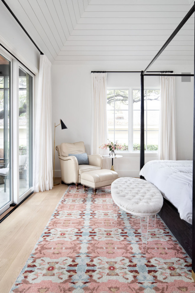 Immagine di una camera degli ospiti minimal di medie dimensioni con pareti bianche, parquet chiaro, pavimento bianco, soffitto in perlinato e pareti in perlinato