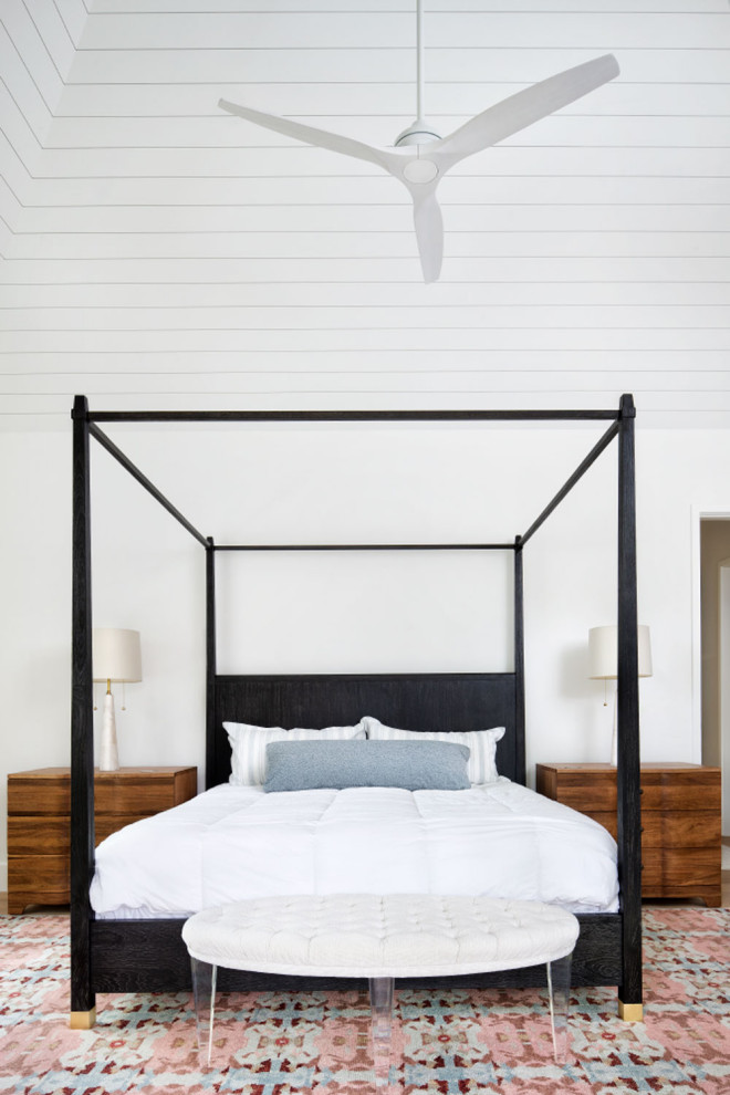 Foto di una camera degli ospiti contemporanea di medie dimensioni con pareti bianche, parquet chiaro, pavimento bianco, soffitto in perlinato e pareti in perlinato