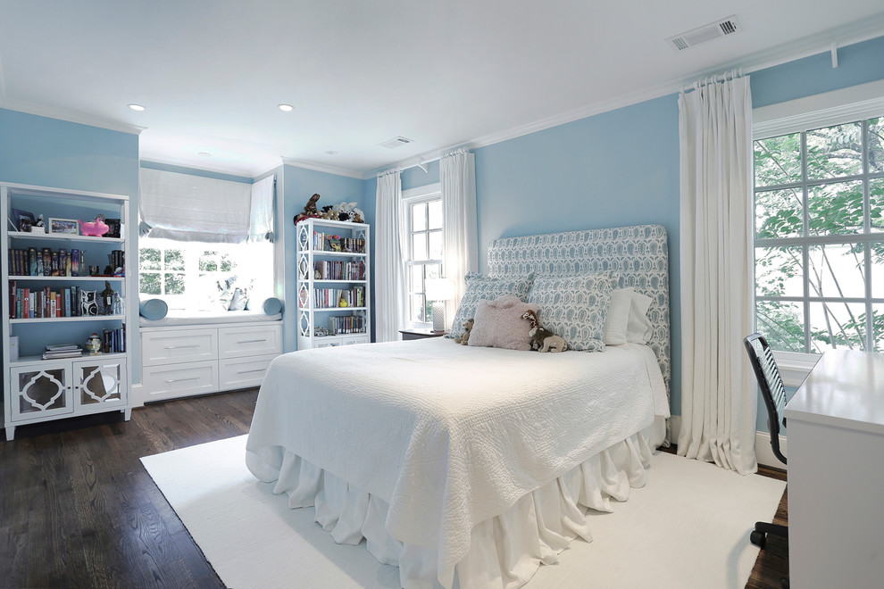 Foto de dormitorio tradicional renovado grande sin chimenea con paredes azules y suelo de madera oscura