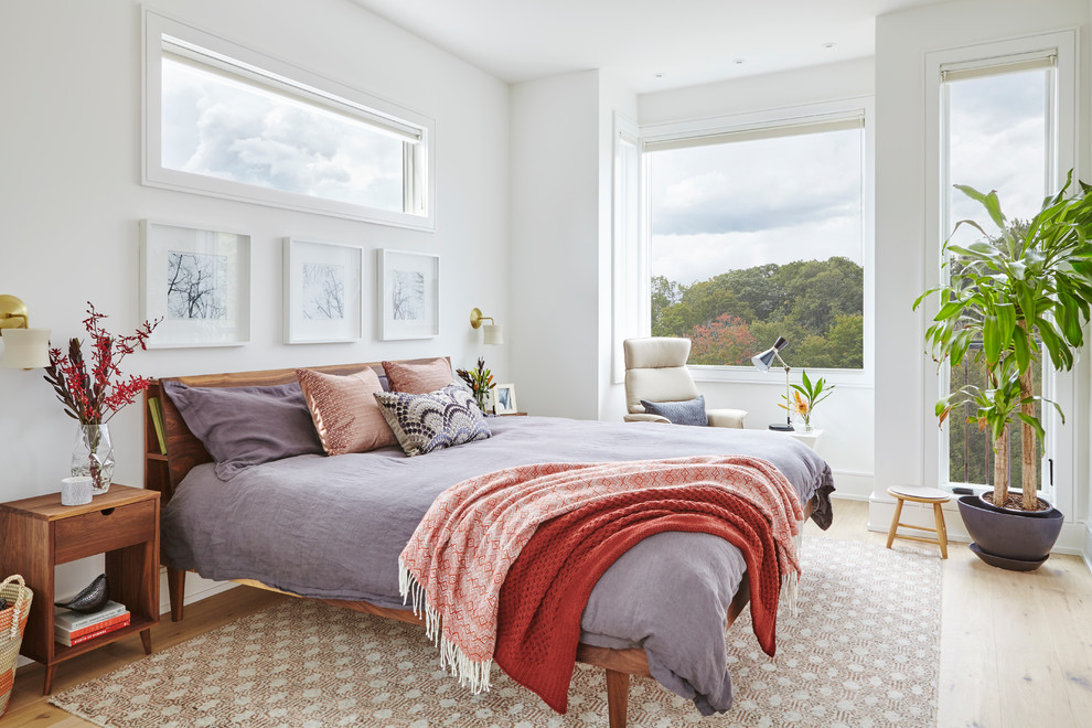 Свежая идея для дизайна: спальня в стиле неоклассика (современная классика) с белыми стенами, светлым паркетным полом и коричневым полом - отличное фото интерьера