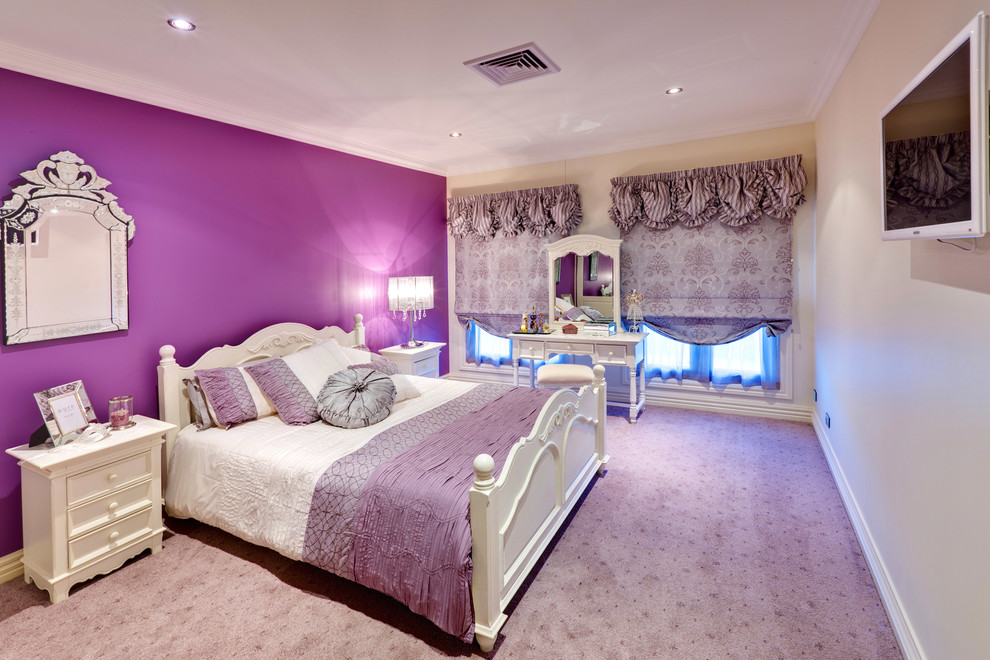 На фото: гостевая спальня среднего размера, (комната для гостей) в викторианском стиле с фиолетовыми стенами и ковровым покрытием