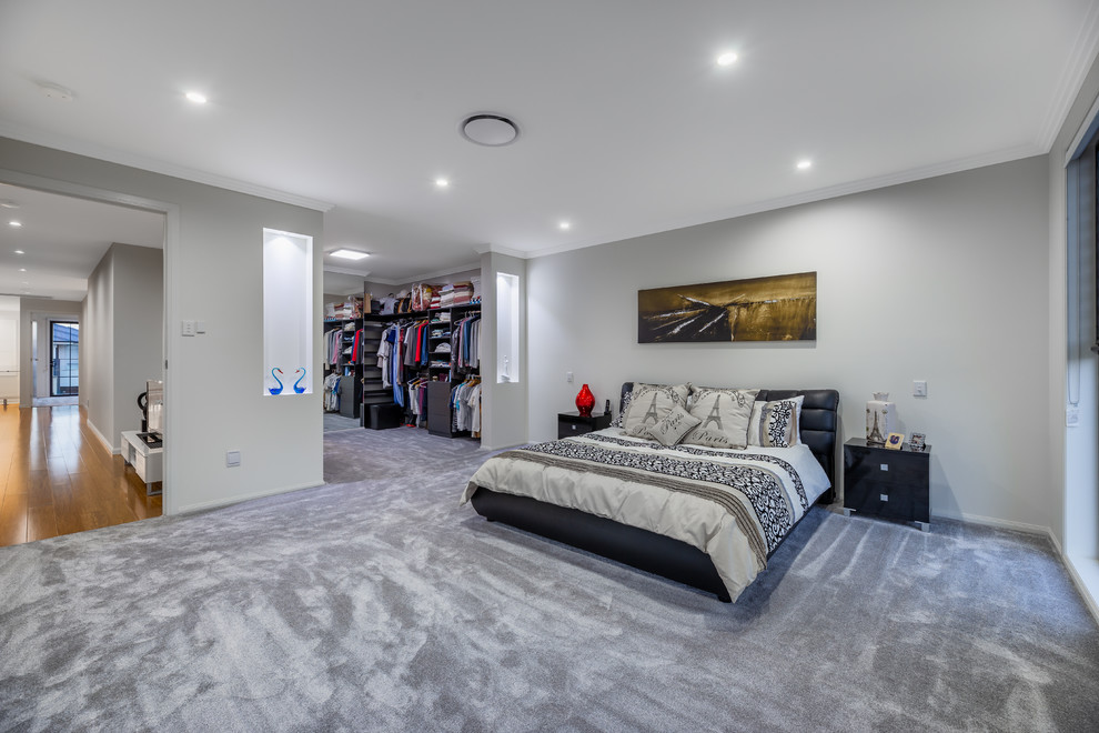 Источник вдохновения для домашнего уюта: большая хозяйская спальня в стиле модернизм с серыми стенами, ковровым покрытием и серым полом
