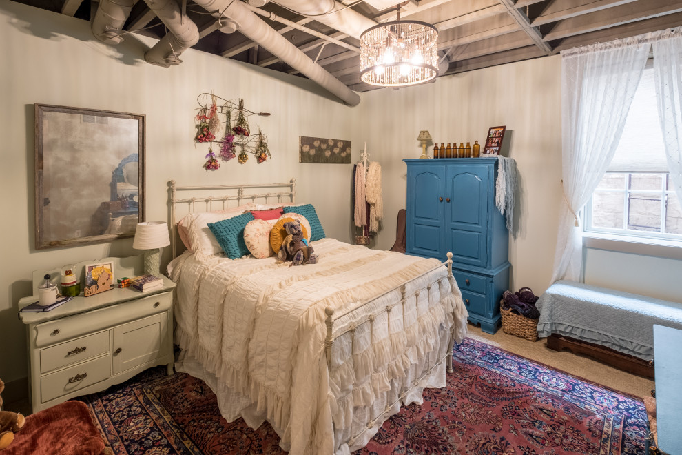 Immagine di una camera degli ospiti di medie dimensioni con pareti bianche, moquette, pavimento beige e travi a vista