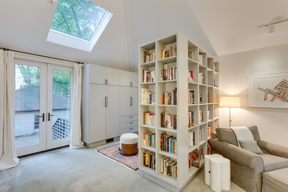 На фото: хозяйская спальня среднего размера в современном стиле с белыми стенами и бетонным полом