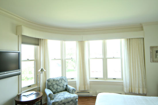 Example of a classic bedroom design in Ottawa