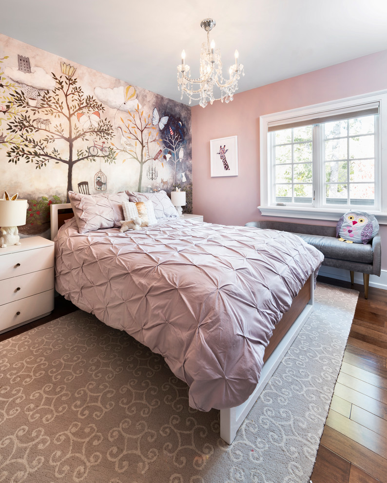 Ejemplo de dormitorio clásico renovado con paredes rosas y suelo de madera en tonos medios