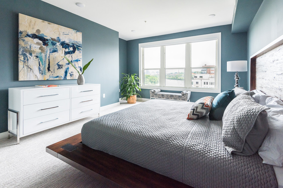 Свежая идея для дизайна: большая хозяйская спальня в современном стиле с синими стенами, ковровым покрытием и серым полом без камина - отличное фото интерьера