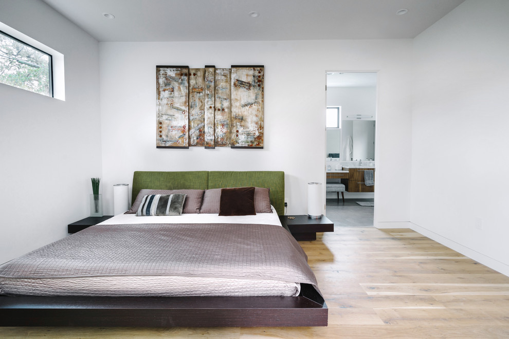 Ispirazione per una camera degli ospiti minimalista di medie dimensioni con pareti bianche, parquet chiaro, nessun camino e pavimento marrone