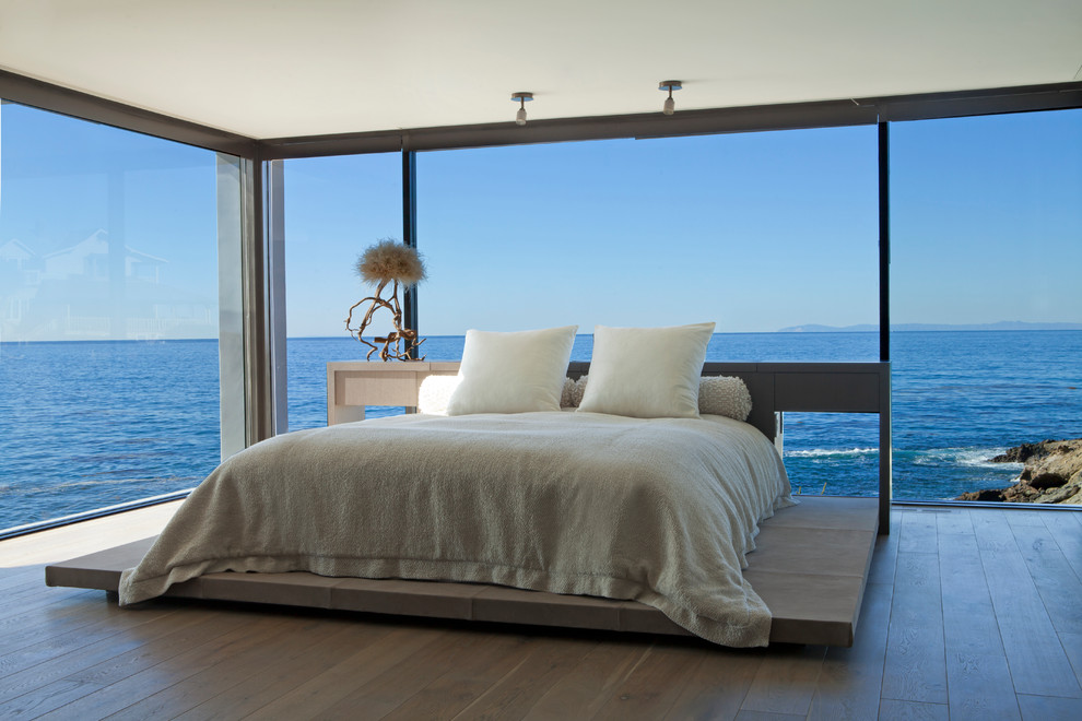 Diseño de dormitorio actual con suelo de madera en tonos medios